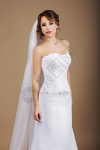 穿着白色连衣裙纱的迷人新娘高清图片