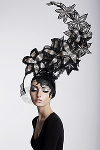 幻想超现实主义穿着时髦的带花头饰的神奇女人图片