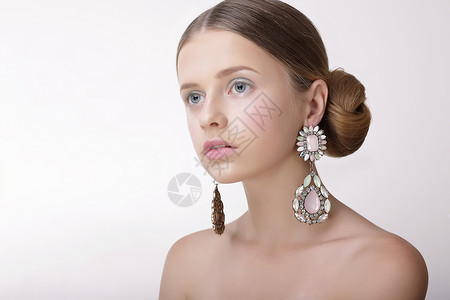 奢侈老练的女人戴着珍珠耳环钻石图片