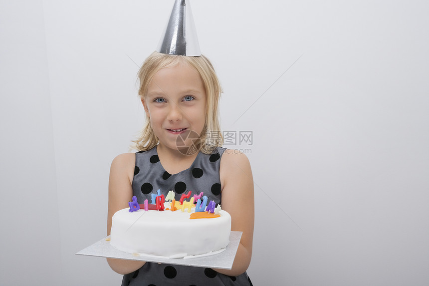幸福女孩家生日蛋糕的肖像图片