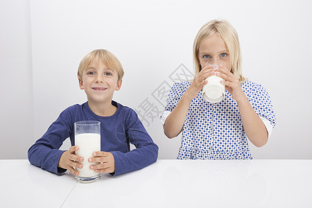 孩子们桌子上着牛奶眼镜的肖像图片
