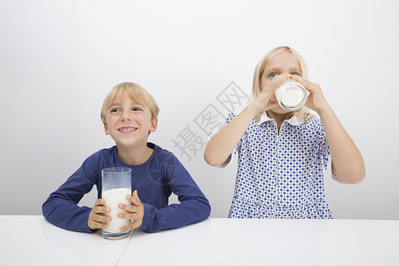小孩子桌子上喝牛奶图片