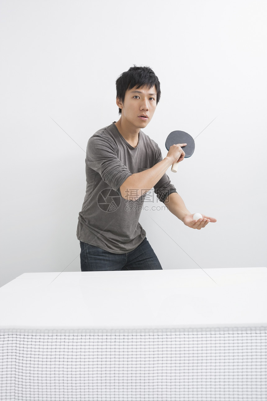 亚洲中男子打乒乓球的肖像图片