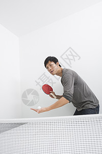 中男子准备发球乒乓球图片