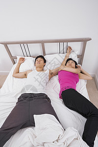 舒服的女人床上被男人睡着背景图片