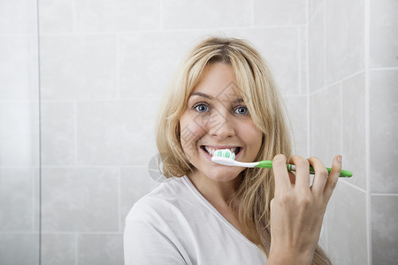轻的女人浴室刷牙背景图片