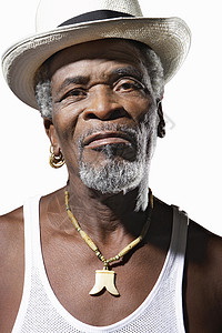 特写非裔美国老人戴着白色背景的帽子图片