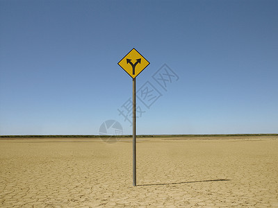 干旱景观上的双箭头标志图片