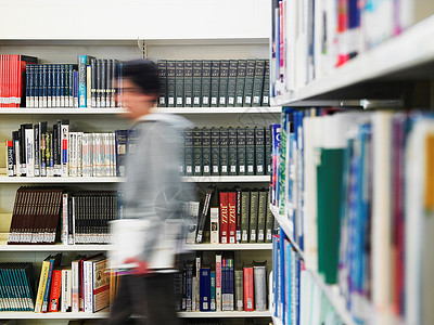 图书馆外观十几岁的男孩走过图书馆的运动模糊背景