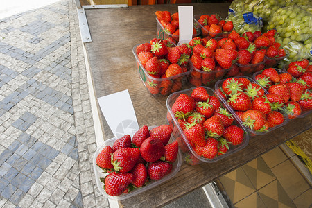 户外市场上的新鲜草莓葡萄图片