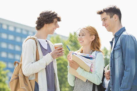 快乐的大学生校园里交谈图片