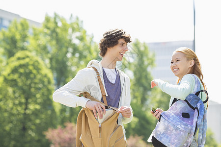 大学校园里微笑的男女学生图片