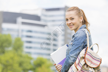 大学校园快乐的轻女学生的肖像图片