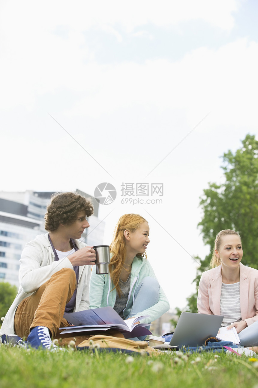 轻人大学校园里女朋友学时喝咖啡图片