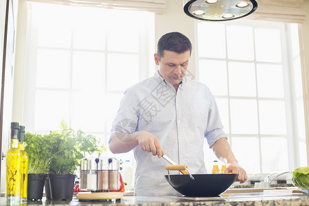 中男子厨房准备食物图片