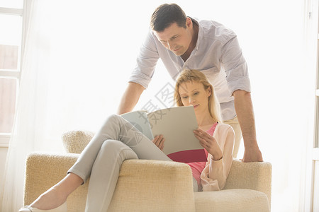 夫妇家读杂志图片