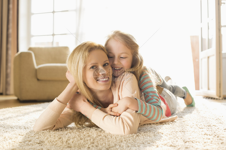 幸福母亲的肖像,女儿躺家里的地板上图片