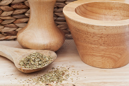 厨房环境中的草药木制器皿图片