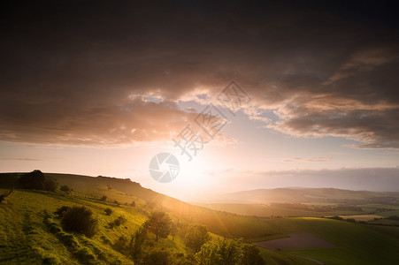 日落时分,英国乡村连绵伏,景色迷人高清图片