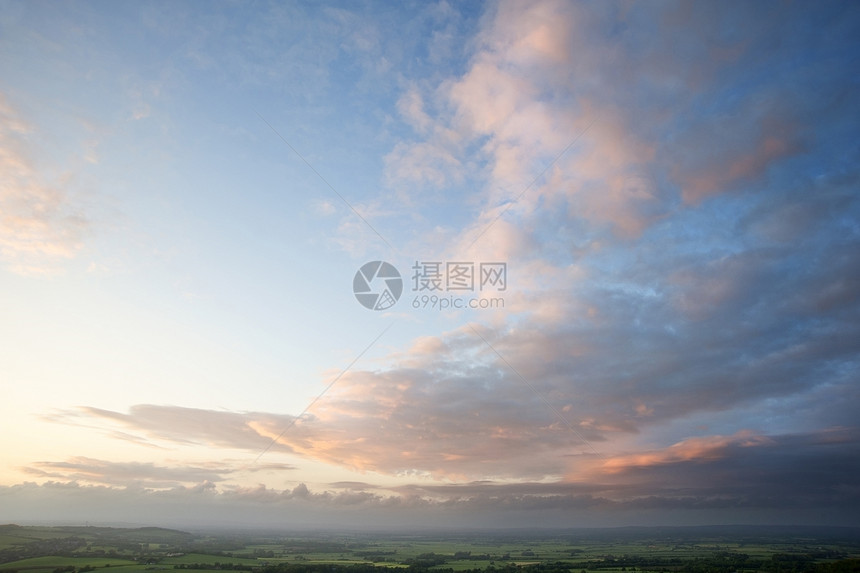 日落时分,英国乡村连绵伏,景色迷人图片