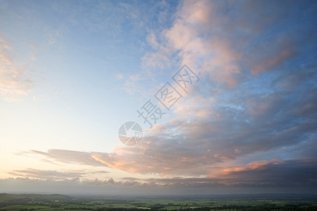 桑格特日落时分,英国乡村连绵伏,景色迷人背景