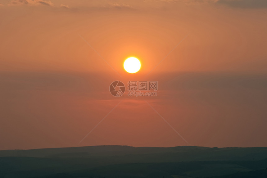 整个太阳地平线上的图像上图片