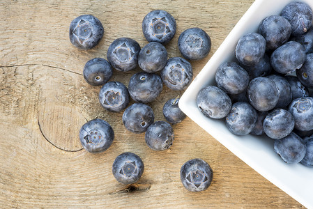 新鲜的夏季蓝莓乡村木制背景上新鲜夏季蓝莓的观图像图片