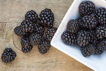 新鲜的夏季黑莓乡村木制背景新鲜夏季黑莓的观图像高清图片