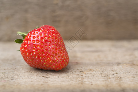 新鲜采摘的夏季草莓乡村木制背景新鲜夏季草莓的拍图片