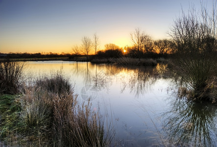冬季日出期间英国乡村美丽的风景,色彩鲜艳图片