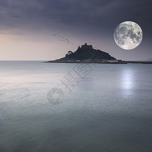 米迦勒山湾马拉齐恩黎明前与月亮长期暴露图片