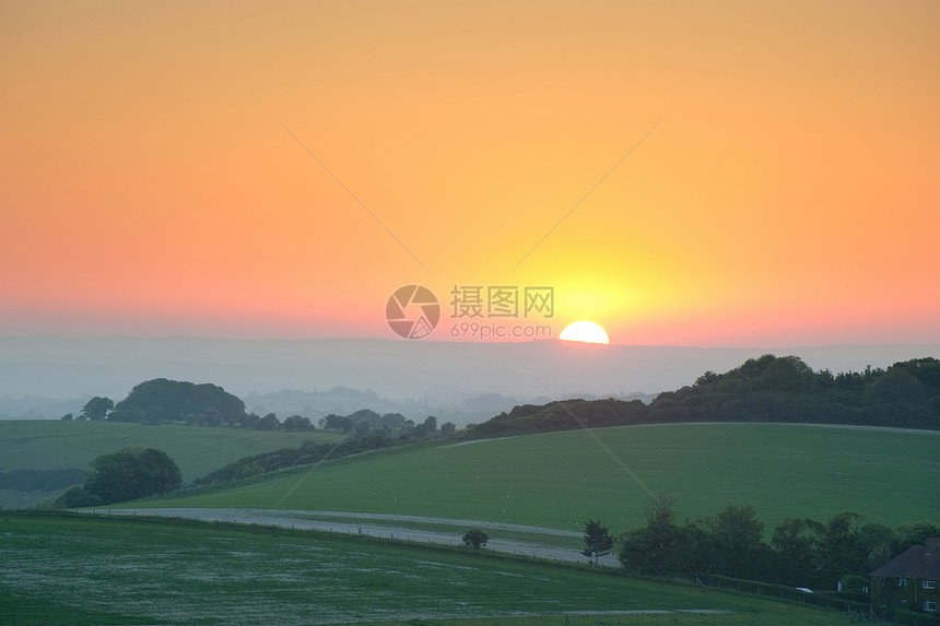 夏天英国乡村景观上美丽的日出图片