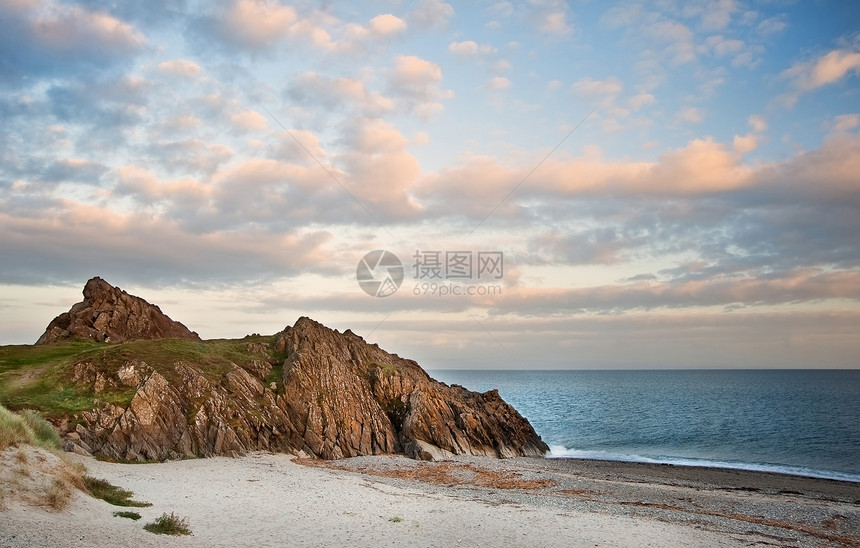 岩石西海岸岩石海滩五颜六色的日落图片