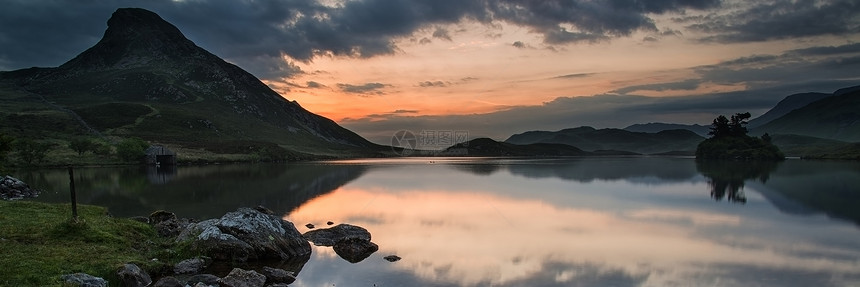 全景景观,令人叹为观止的日出湖山脉图片