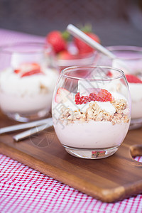 马格尔布鲁格早餐加酸奶的新鲜草莓背景