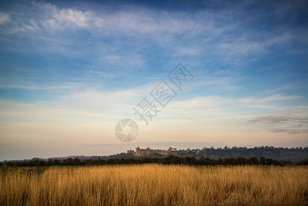 美丽的日出中世纪的城堡遥远的景观图片