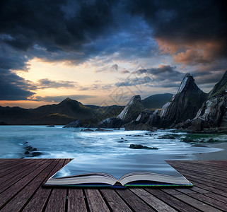 书籍惊人的山海日落景观图片