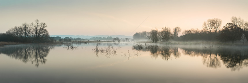 美丽宁静的风景全景湖薄雾中图片