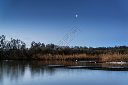 美丽宁静的月光湖码头上图片