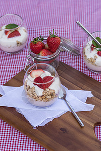 布吕格早餐加酸奶的新鲜草莓背景
