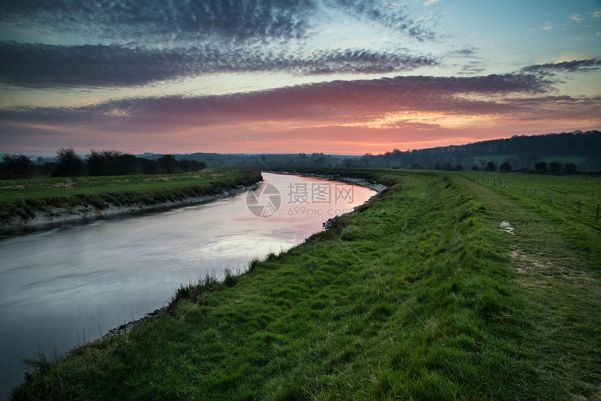 美丽而充满活力的日出反射平静的河流中图片
