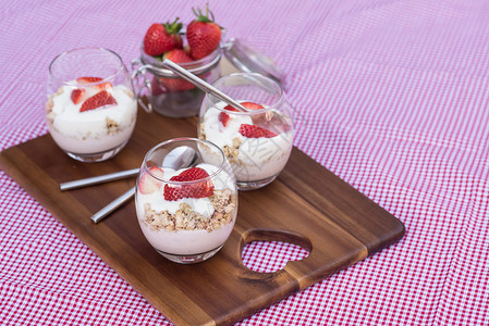 威廉斯布鲁格早餐加酸奶的新鲜草莓背景