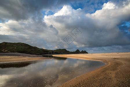 美丽的早晨风景沙滩上,三个悬崖海湾高清图片