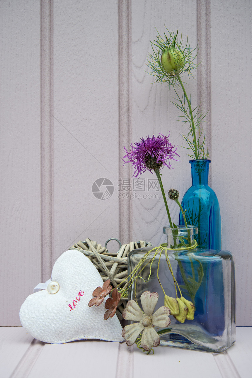 美丽的野花插花瓶里,用心静物爱的图片