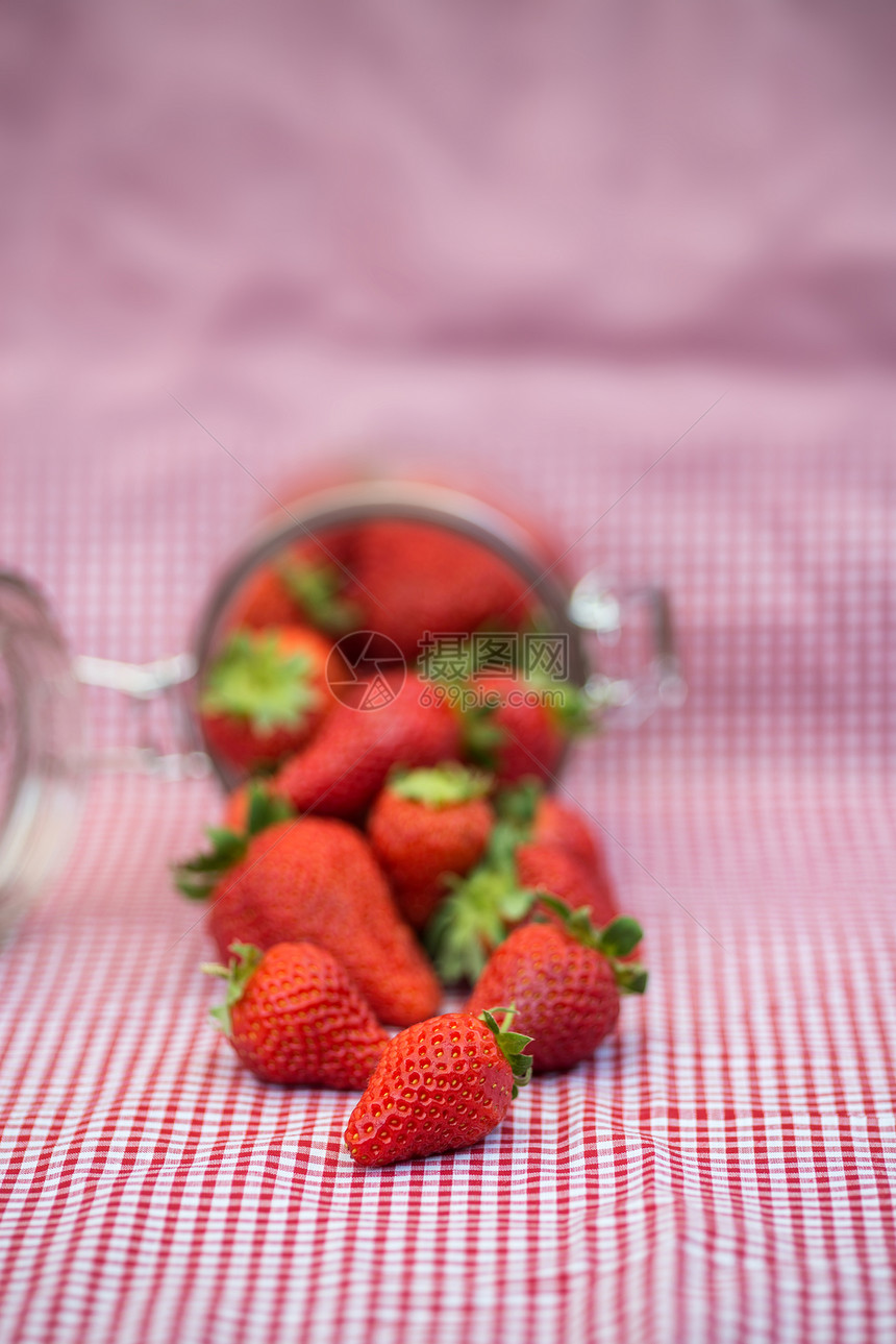 璃罐子里放着美味的成熟的夏季草莓图片