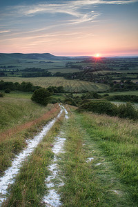 夏季日落景观俯瞰英国乡村图片