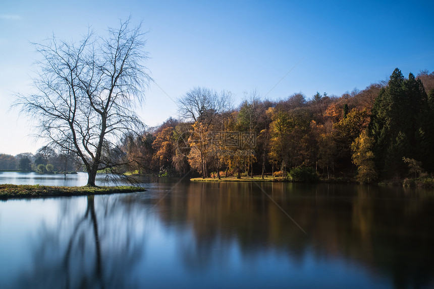 美丽的秋湖景观,充满活力的颜色反映静水中图片