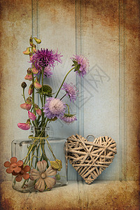 苏美尔美丽的野花插花瓶里,用心静物爱的背景