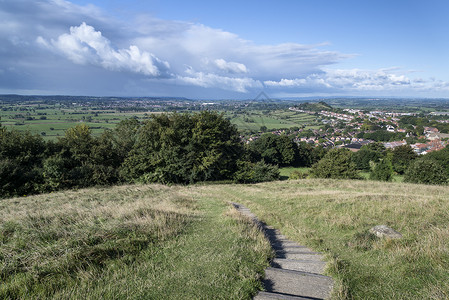 奥伯里格格拉斯顿伯里托顶部俯瞰英格兰格拉斯顿伯里镇的景观景观景观背景