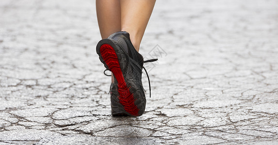 路与鞋素材后镜头的轻女士与健身旧鞋行动,走条破碎的时尚道路上背景